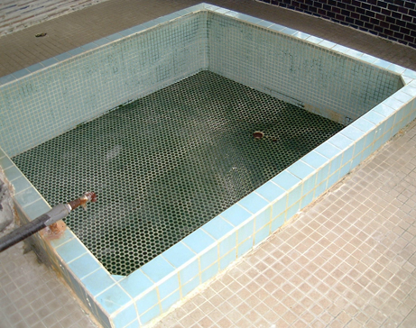 タイル浴槽 浴槽漏水補修 浴槽水漏れ修理 施工前
                                                                                               