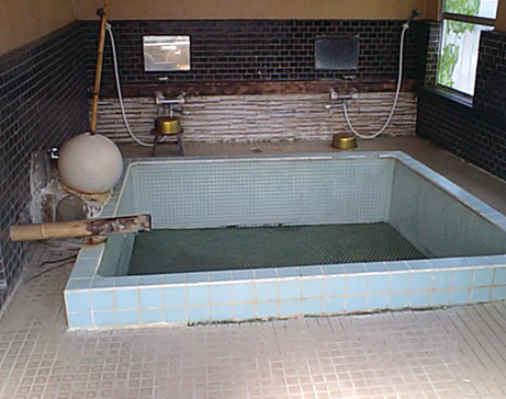 タイル浴槽 浴槽漏水補修 浴槽水漏れ修理 施工前